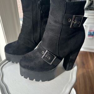 Elegant Black Heeled Boots with Buckle Detail